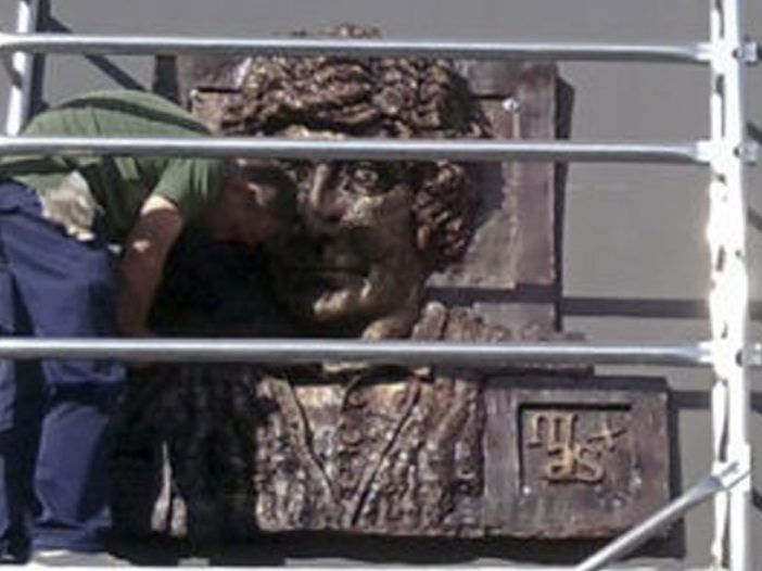 Iosu Andueza, exalumno de la escuela, realiza un busto en relieve para el IES María Ana Sanz