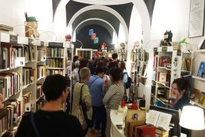 Exposición "enjambRE READ ERlekumea" del taller de madera en la librería Re-read Iruña