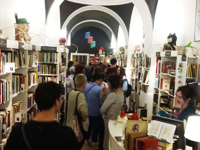 Exposición "enjambRE READ ERlekumea" del taller de madera en la librería Re-read Iruña