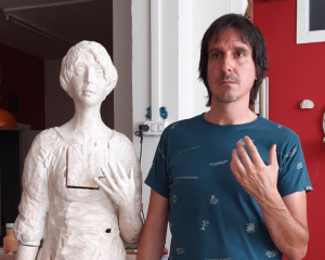 Héctor Urra con una de sus obras "Poética"