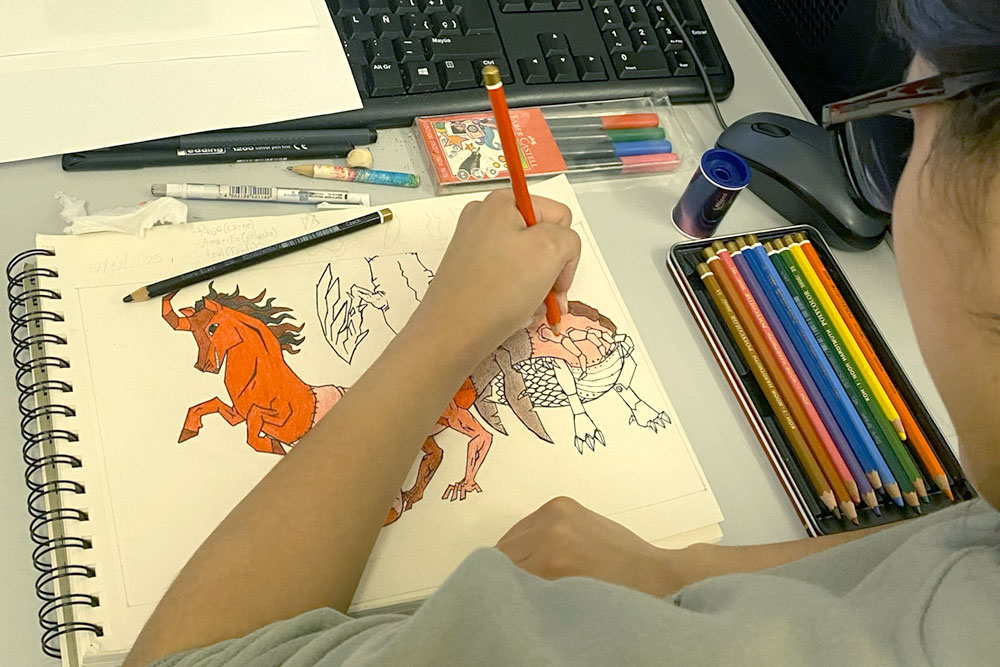 alumna dibujando