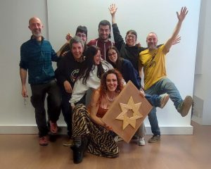 grupo de alumnas y alumnos de ebanistería