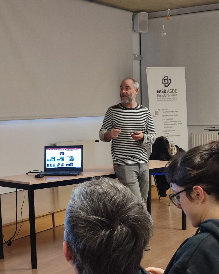 Tomás Duaso explicando al alumnado